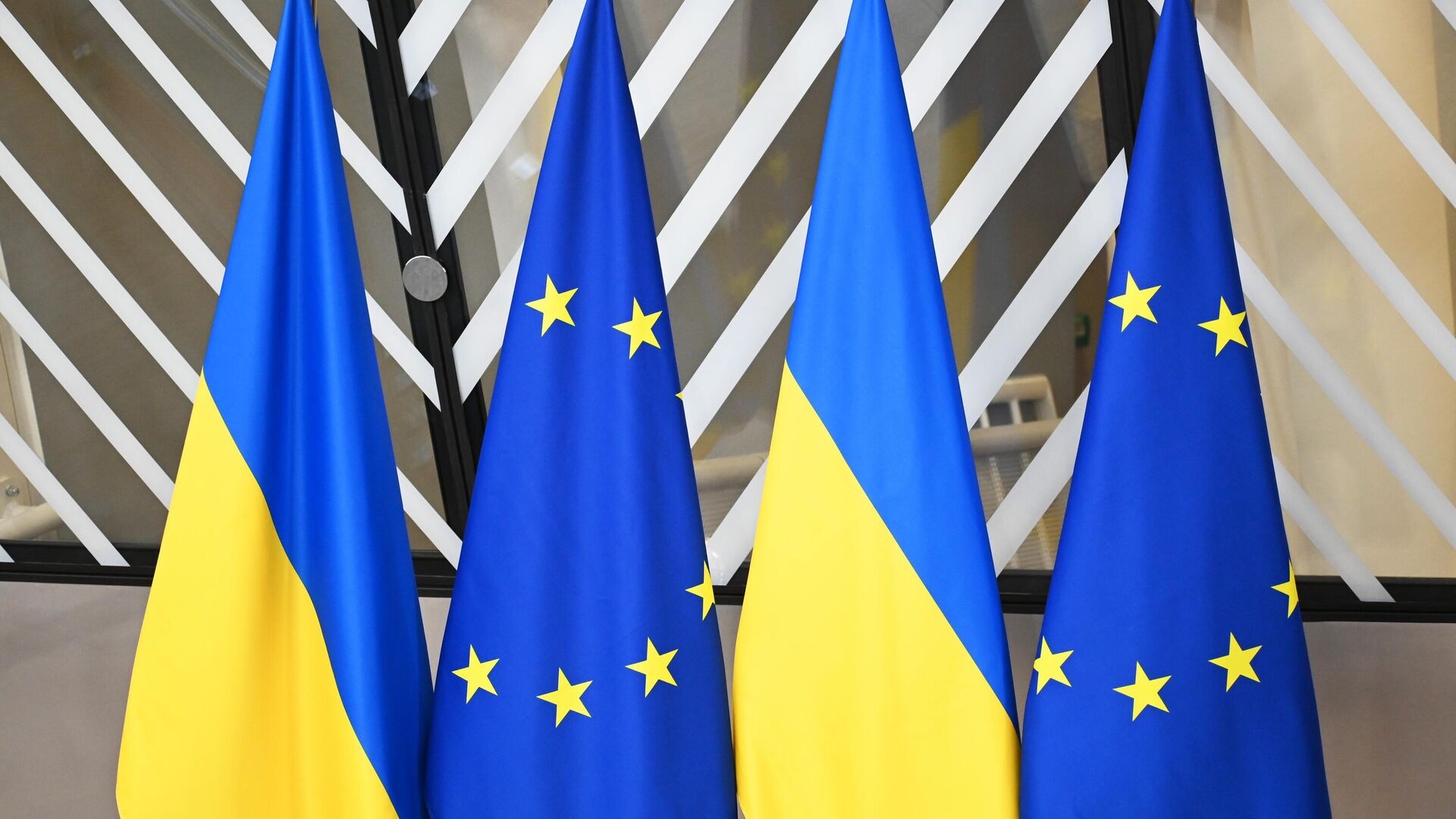 СМИ: ЕС вместо обещанных финансов может увеличить поставки оружия Украине