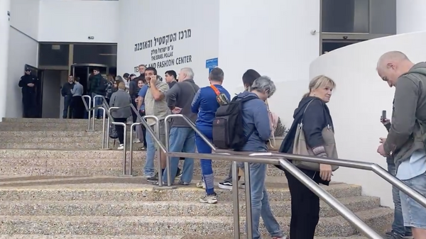 Сотни людей выстроились в очередь перед избирательным участком в Тель-Авиве