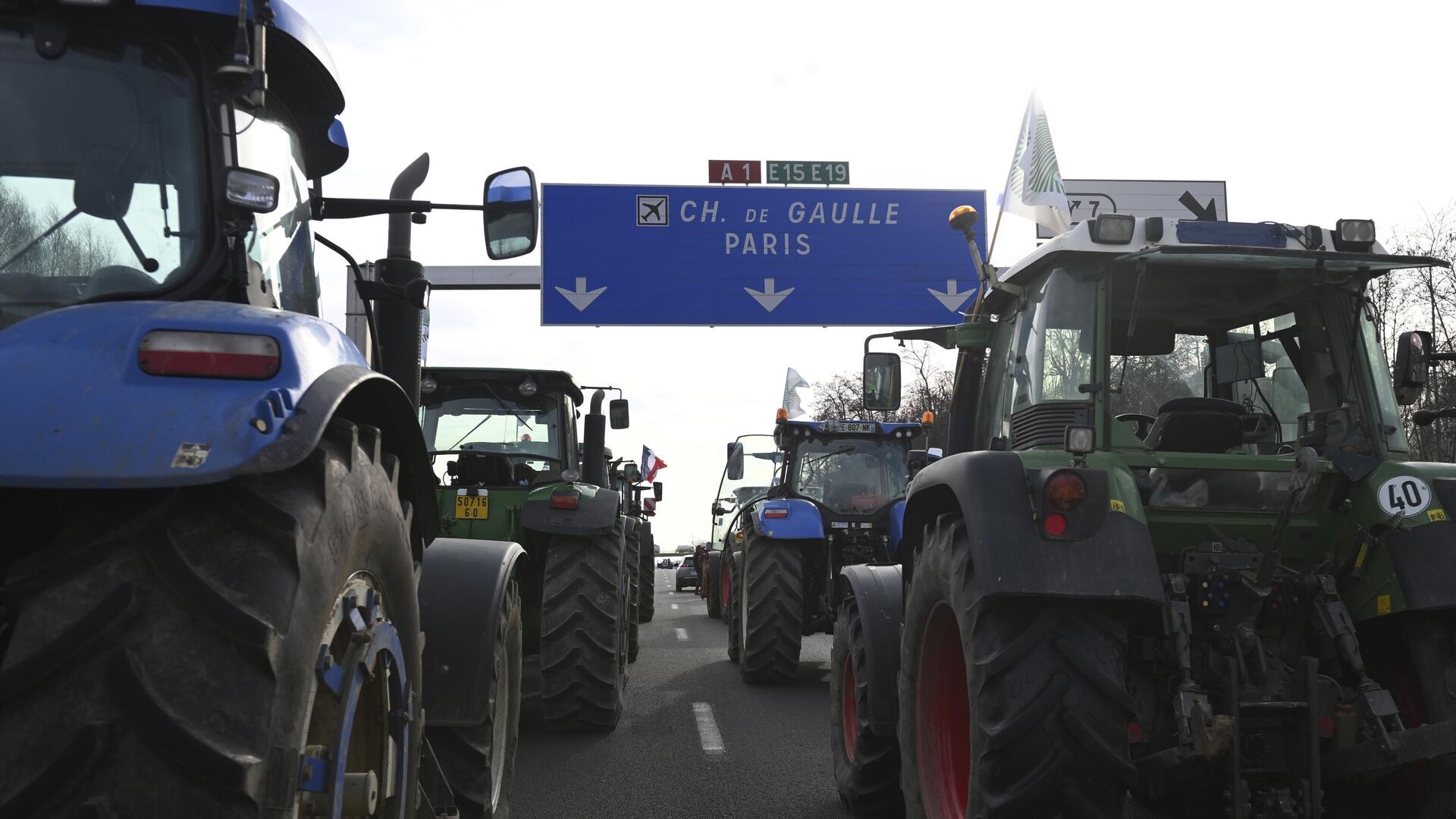 Фермеры во Франции вывалили покрышки у госведомства под Тулузой