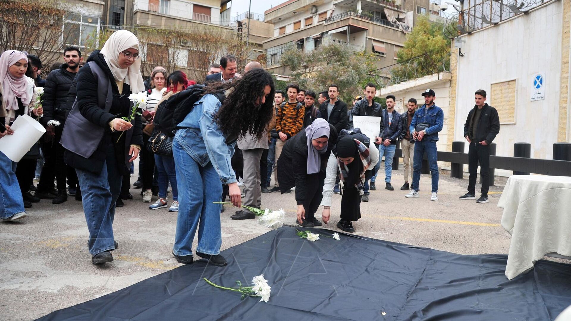 В Дамаске школьники принесли цветы к Русскому дому