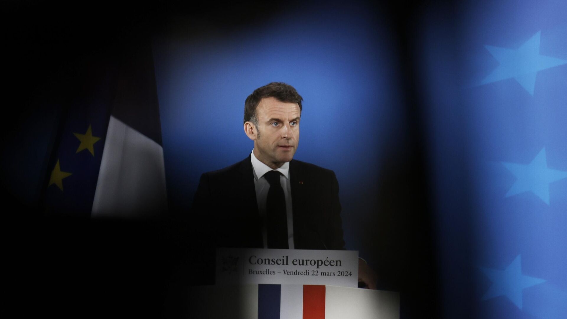 За терактом в России и планами атак во Франции стоит ИГ*, утверждает Макрон