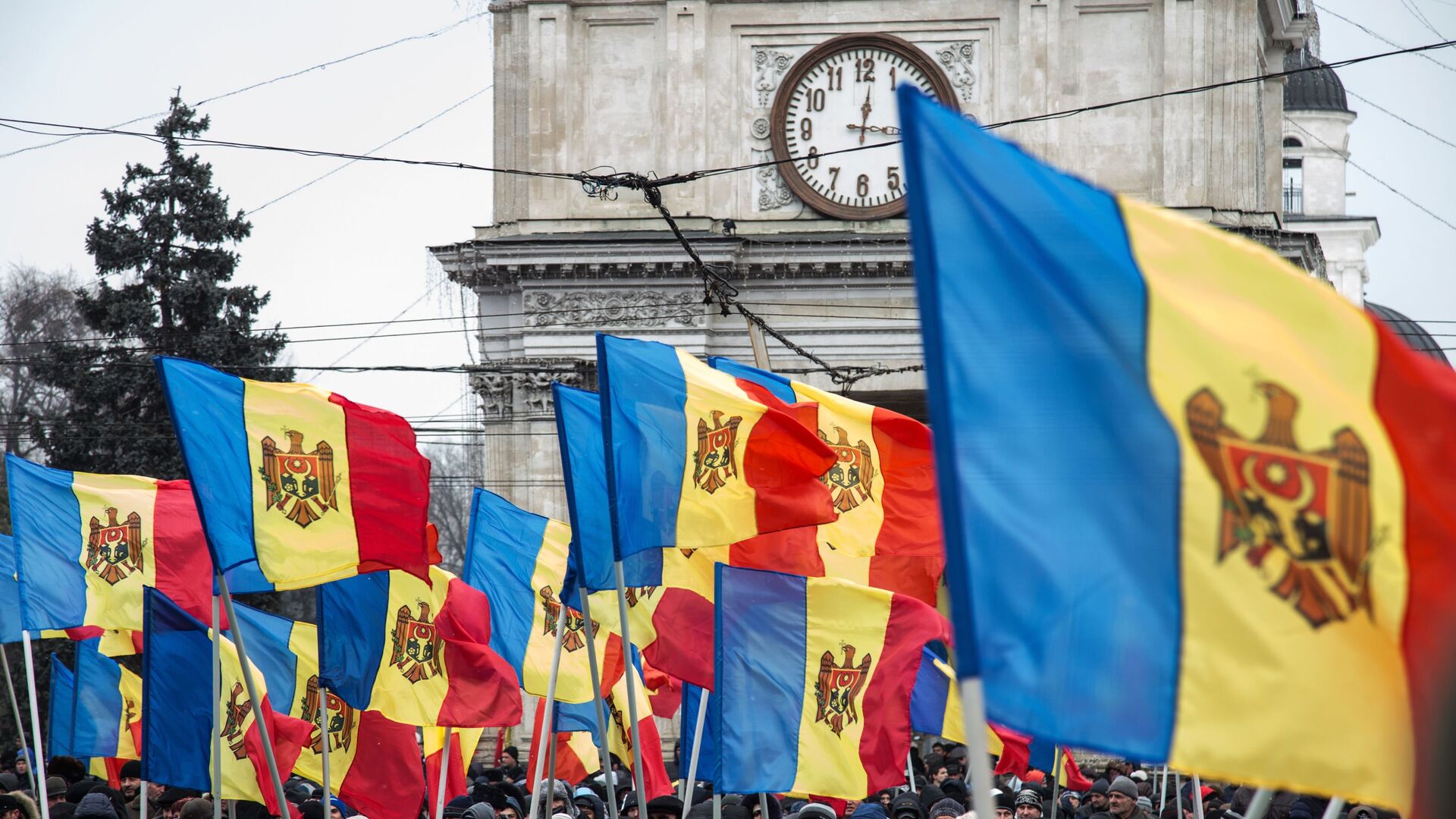 Молдавию превращают в очередной антироссийский анклав, заявил депутат