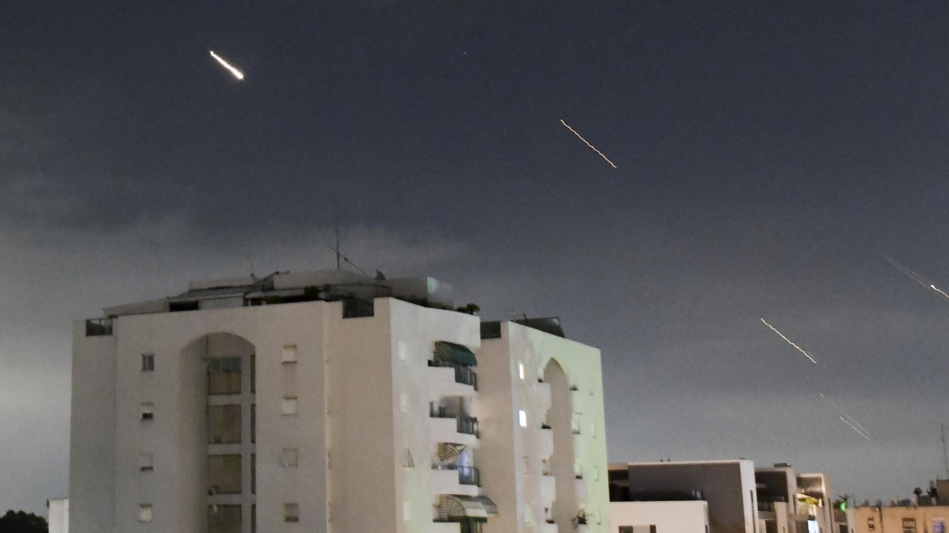 СМИ: Иран выпустил семь гиперзвуковых ракет по авиабазе в Израиле