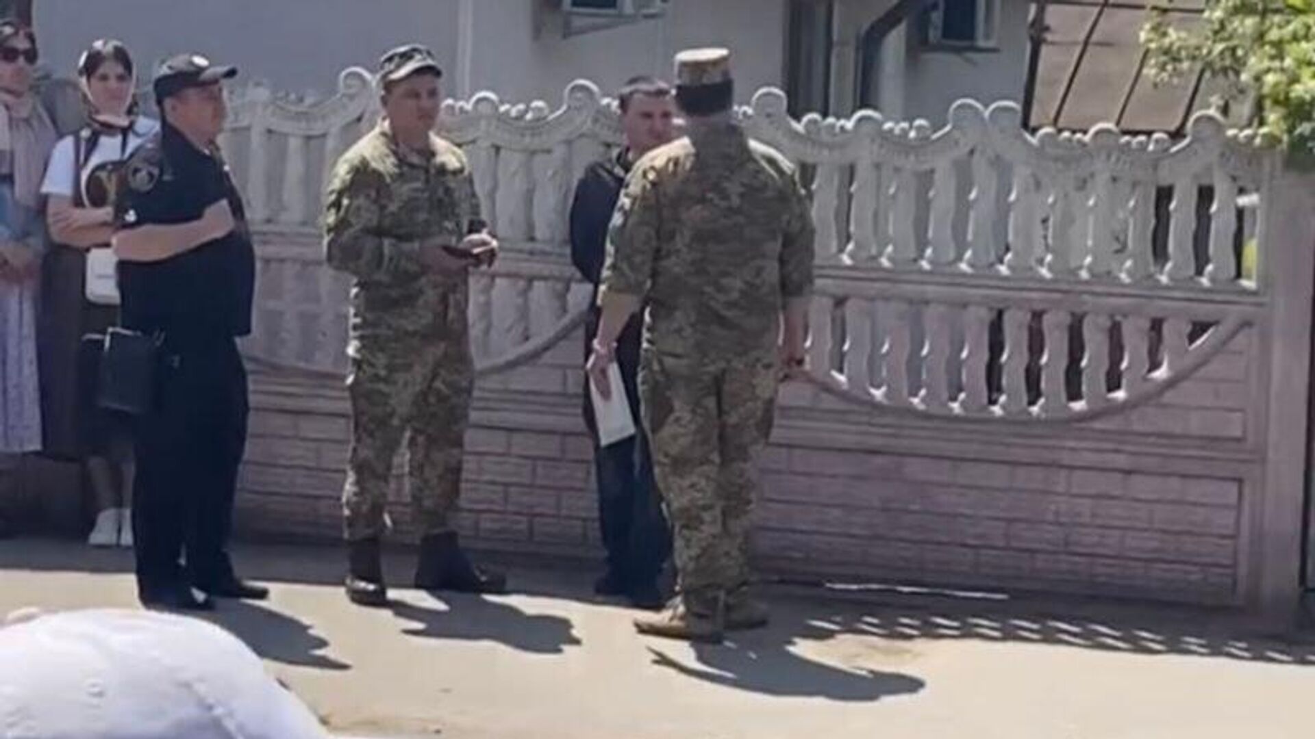 На Украине группа людей напала на сотрудника военкомата