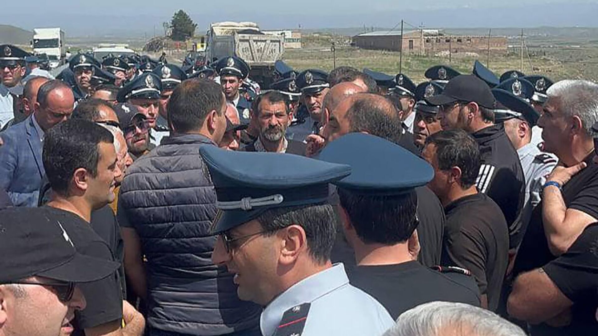 В Армении протестующие перекрыли трассу в Вайоц-Дзорской области