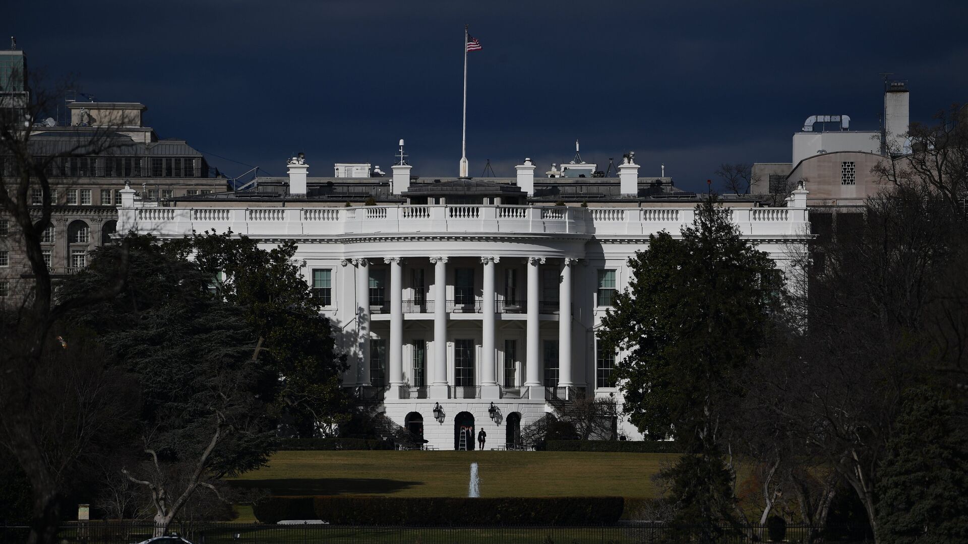Эксперт объяснил двойственность подхода США к Украине