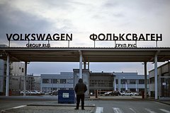 На бывшем заводе Volkswagen в России нашли тысячи новых иномарок. Какие машины там есть и можно ли их купить?