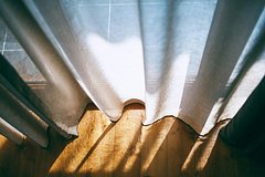 Эксперты призвали чаще стирать шторы