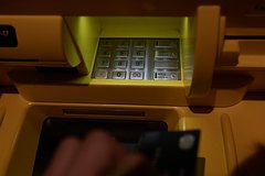 В России предложили ограничить внесение наличных в банкомате