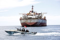 Неизвестные напали на судно около побережья Йемена