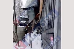 Балконы аварийного дома в российском регионе рухнули под тяжестью снега