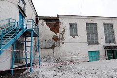 Часть стены рухнула в российской школе