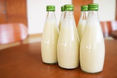 Магазины попросили власти разрешить продажу молочных продуктов с «браком»