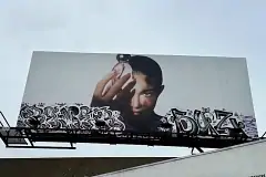 Билборд с рекламой косметики Кайли Дженнер подвергся вандализму
