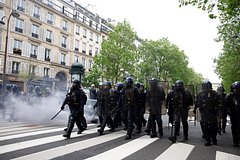 Полиция Парижа применила дубинки на первомайской манифестации