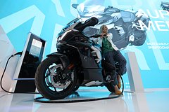 В России назвали сроки начала поставок электромотоциклов Aurus