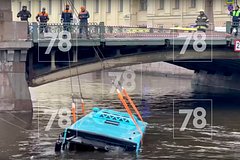 Подъем автобуса из реки Мойка в Петербурге попал на видео