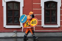 Асфальт провалился на зебре в российском городе