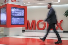 Мосбиржа перевела зависшие из-за санкций доллары и евро в рубли