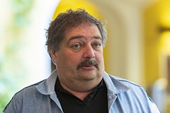 С писателя Быкова взыщут задолженность за коммуналку