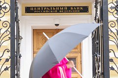 Бабушкам в России объяснили необходимость цифрового рубля