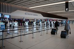 Наркоторговцы спрятались в туалете аэропорта в ожидании кокаина на почти миллиард рублей