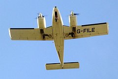 Частный самолет попал в туман, врезался в деревья и разбился