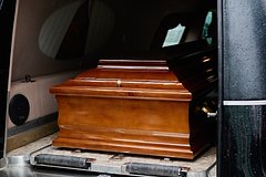 В России перестало хватать гробов большого размера
