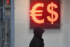 Доллар рухнул до минимума за три года