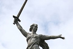 Петербуржцев возмутил необычный наряд «Родины-матери»