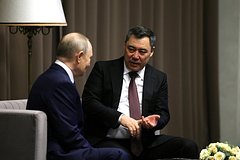 Президент Киргизии продемонстрировал подаренную Путиным машину