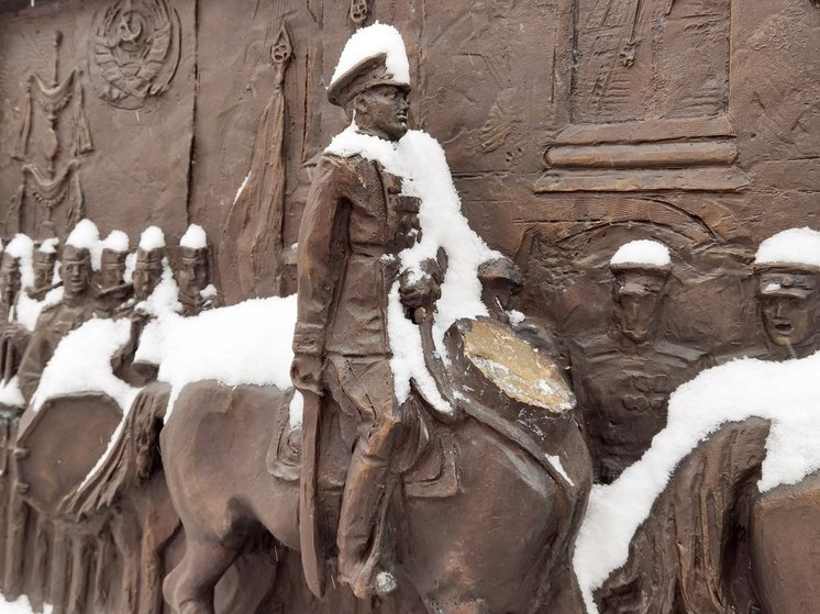 Скульптор Владимир Суровцев начал восстанавливать поврежденный вандалами  горельеф «Парад Победы»