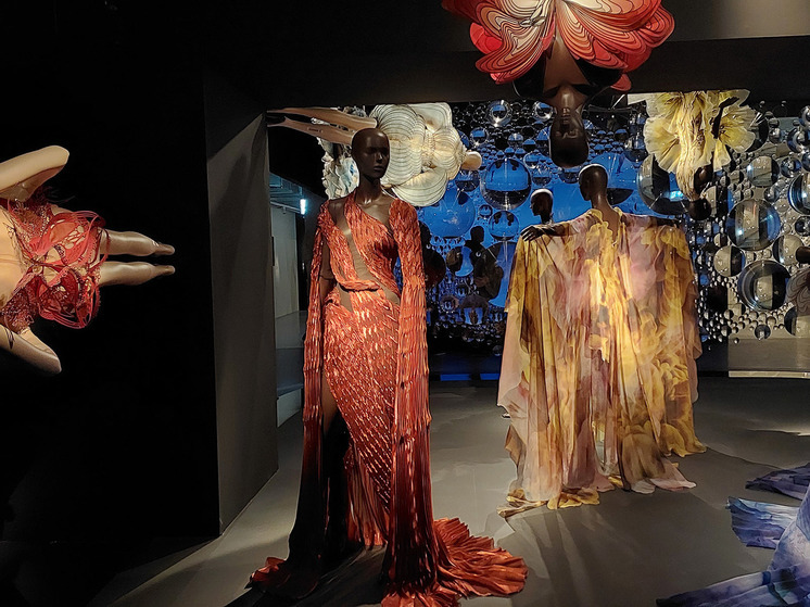 Брижит Макрон и принцесса Максима посетили выставку Ирис Ван Херпен: платья-скелеты, раковины, магма