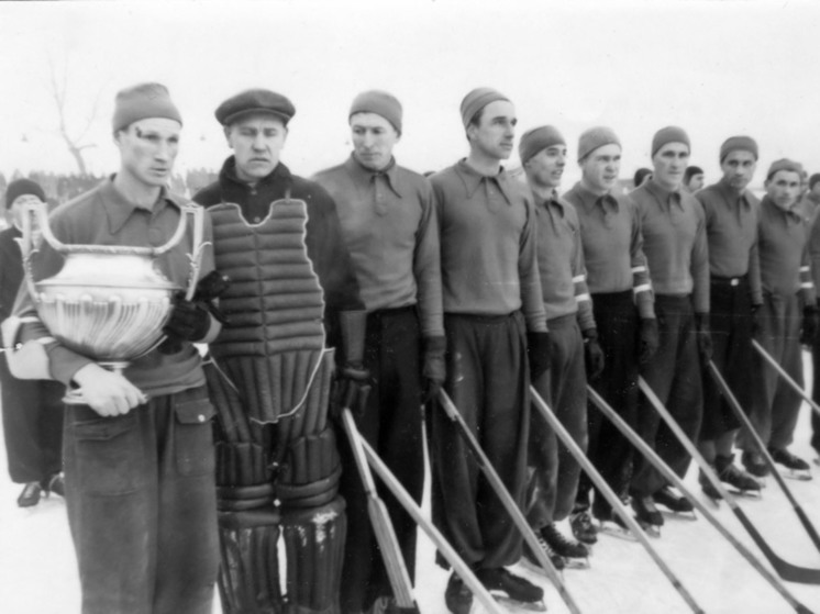 «Пришел, увидел, победил»: 77 лет назад Россию захватил хоккей с шайбой