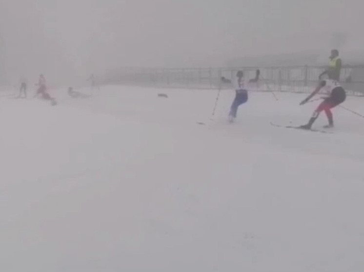 Названы причины массового завала юных лыжниц на Спартакиаде: туман, ратрак и паника