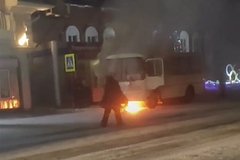 В российском регионе загорелся автобус с пассажирами и попал на видео