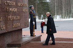 Путин возложил цветы к монументу в Санкт-Петербурге