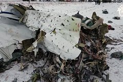 Обломки сбитого под Белгородом Ил-76 начали вывозить с места крушения