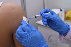 Вакцинация от COVID-19 перестанет быть обязательной для двух категорий россиян