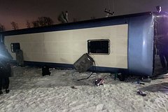 Шесть человек пострадали при опрокидывании в кювет ехавшего из Донецка автобуса