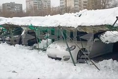 На парковке в Москве упала крыша и придавила 30 машин