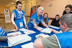 Песков назвал абсурдными призывы не признавать законность выборов в России