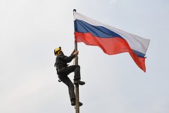 Дума распространила обязанность поднимать российский флаг на детсады и вузы