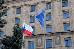 Посольства стран ЕС в России приспустили флаги в день траура
