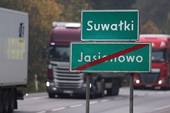 На границе России и Латвии образовалась большая пробка из фур