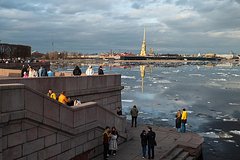 В Петербурге продлили введенные из-за COVID-19 ограничения