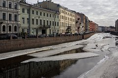Пожилого мужчину в крови сняли с льдины в Петербурге