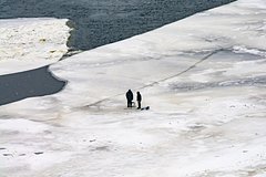 В российском регионе около 30 рыбаков унесло в реку на льдине