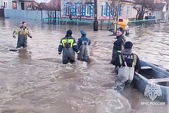 В Орск спецбортом прибыла вторая группа спасателей МЧС