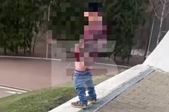 В России ребенок помочился на Курган Бессмертия и попал на видео